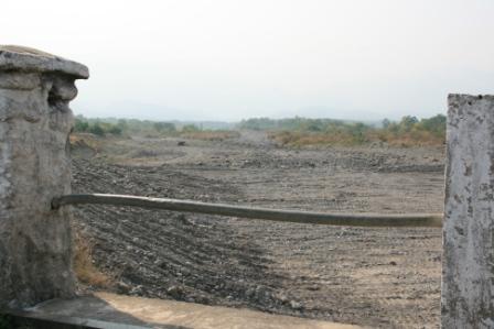 Flussbett nach 8 Monaten ohne Regen